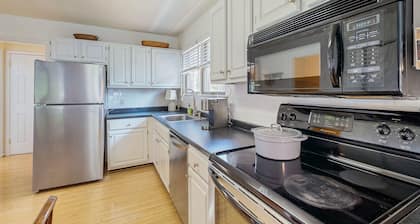 Charming Beach home with central ac, spacious Living Room and private deck