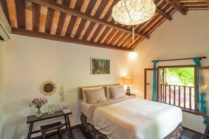 Desk, laptop workspace, free WiFi - Aloha Hoi An Homestay (Da Nang)