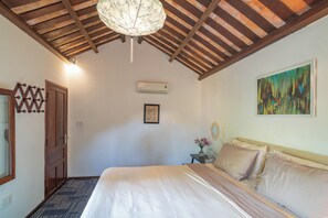 Desk, laptop workspace, free WiFi - Aloha Hoi An Homestay (Da Nang)
