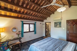 Habitación Deluxe, balcón, vistas al patio | Escritorio, espacio para trabajar con un portátil, wifi gratis