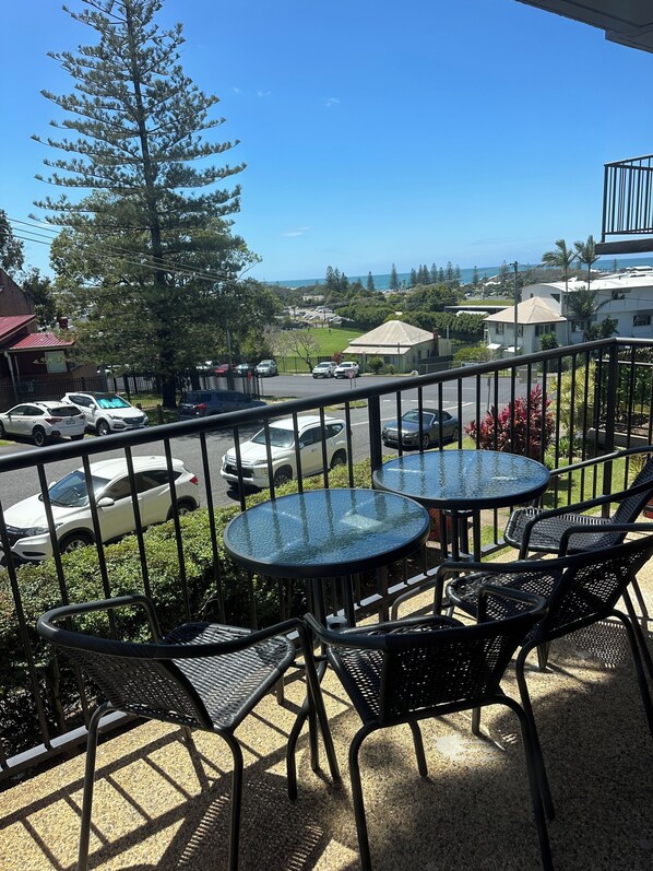 Outdoor dining - Coffs Jetty 2 Bedroom, 2 Bathroom Seabreeze, walk to Jetty strip and beach (Coffs Harbour)
