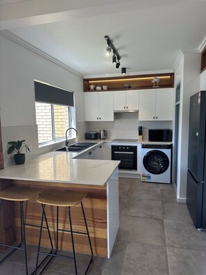 Private kitchen - Coffs Jetty 2 Bedroom, 2 Bathroom Seabreeze, walk to Jetty strip and beach (Coffs Harbour)