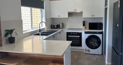 Coffs Jetty 2 Bedroom, 2 Bathroom Seabreeze, walk to Jetty strip and beach
