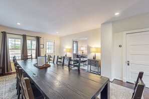 Dining - Downtown home central to town, skiing, hiking, shopping & entertainment (North Conway)