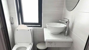 Dusche, Haartrockner, Handtücher, Seife