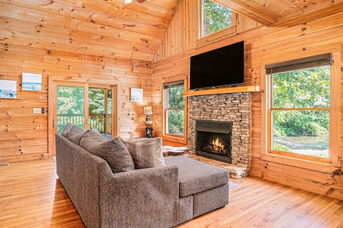 Rare easy access RV, trailer, & motorcycle parking, dog friendly cabin