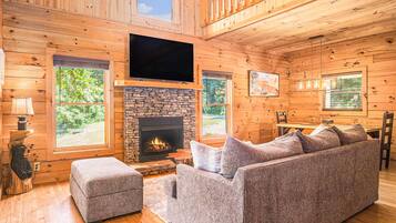 Een televisie en een open haard