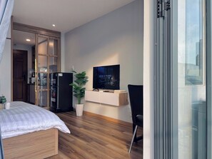 City Studio, Balcony, City View | Hypo-allergenic bedding, pillowtop beds, desk, laptop workspace