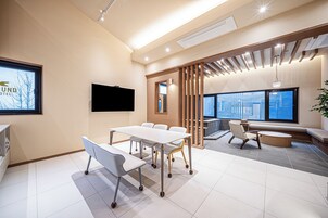 Escritorio, espacio para trabajar con laptop y wifi gratis 