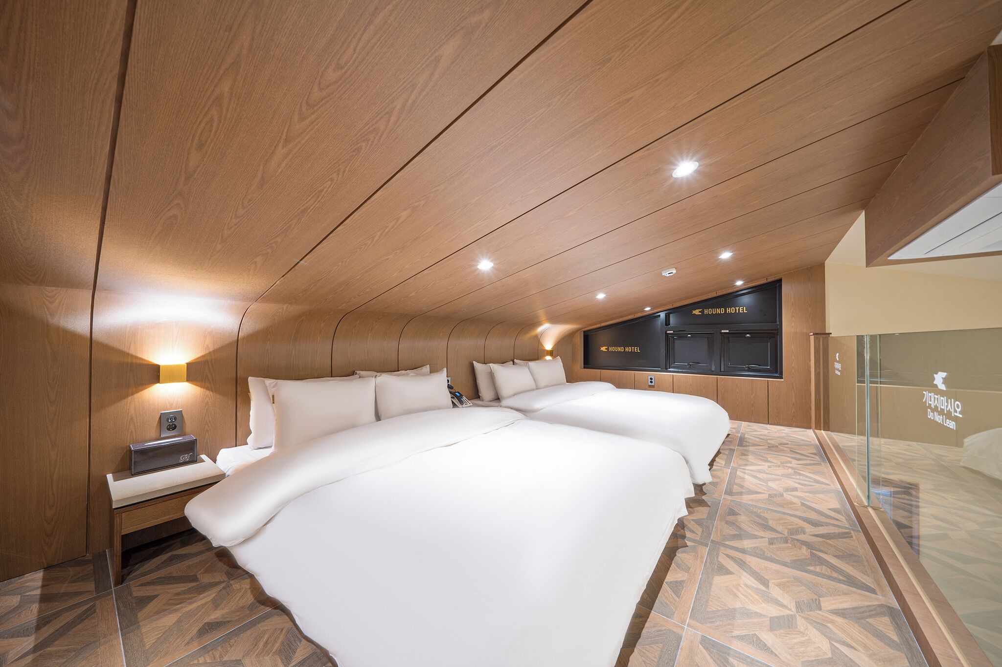 Duplex Signature | Skrivbord, arbetsyta för laptop och gratis wi-fi