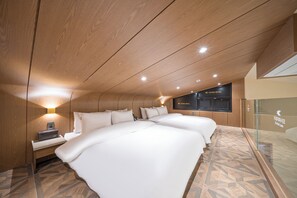 Signature Duplex | Desk, laptop workspace, free WiFi