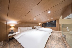 Escritorio, espacio para trabajar con laptop y wifi gratis 