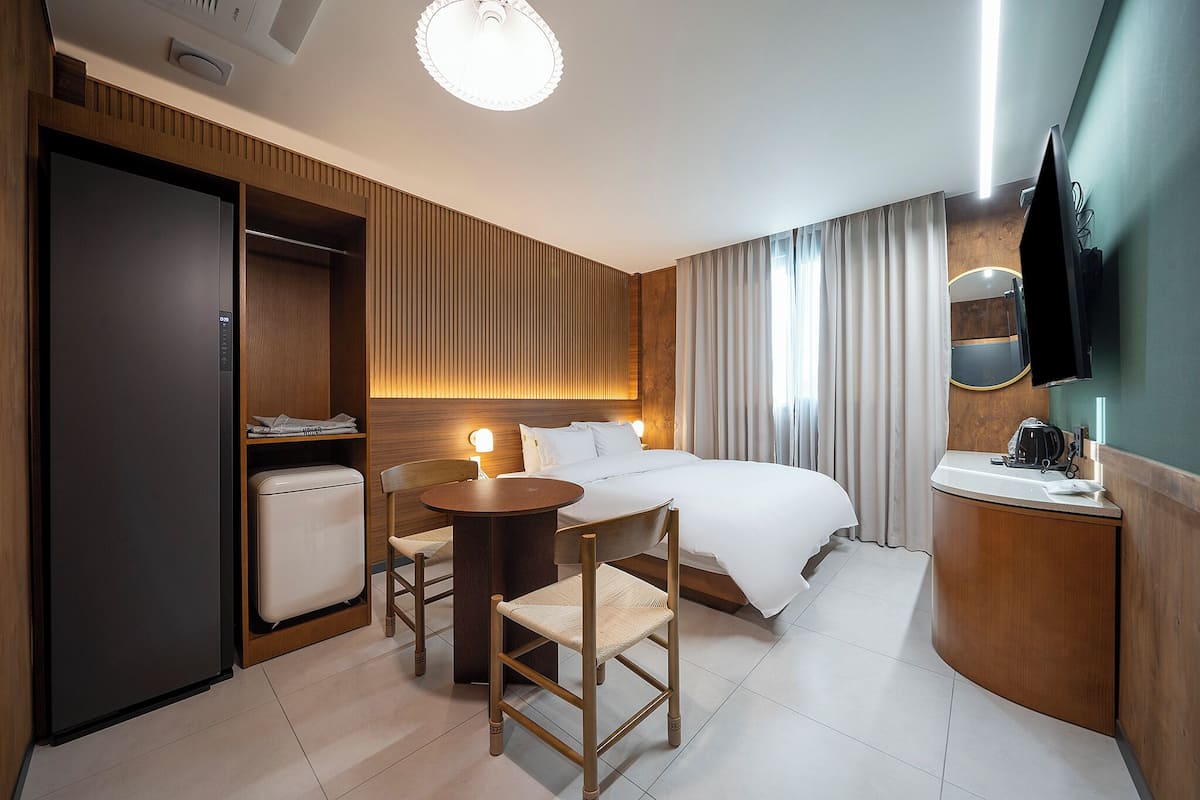 Deluxe Room | 1 bedroom, desk, laptop workspace, free WiFi