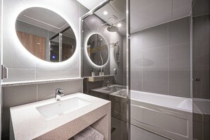Family Twin Room | Bathroom | Hair dryer, towels, soap, shampoo - HOUND HOTEL DAEGU SEONGSEO (Daegu)
