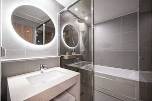 Family Twin Room | Bathroom | Hair dryer, towels, soap, shampoo