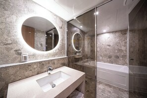 Signature Duplex | Bathroom | Hair dryer, towels, soap, shampoo - HOUND HOTEL DAEGU SEONGSEO (Daegu)