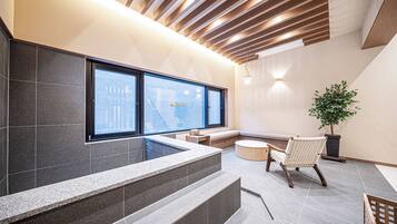 Signature Duplex | Desk, laptop workspace, free WiFi