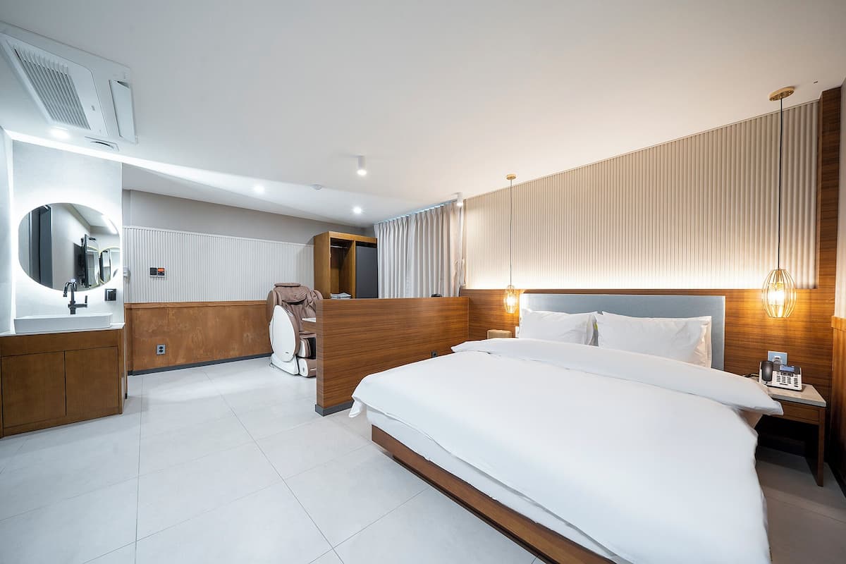 Premium Room | 1 bedroom, desk, laptop workspace, free WiFi