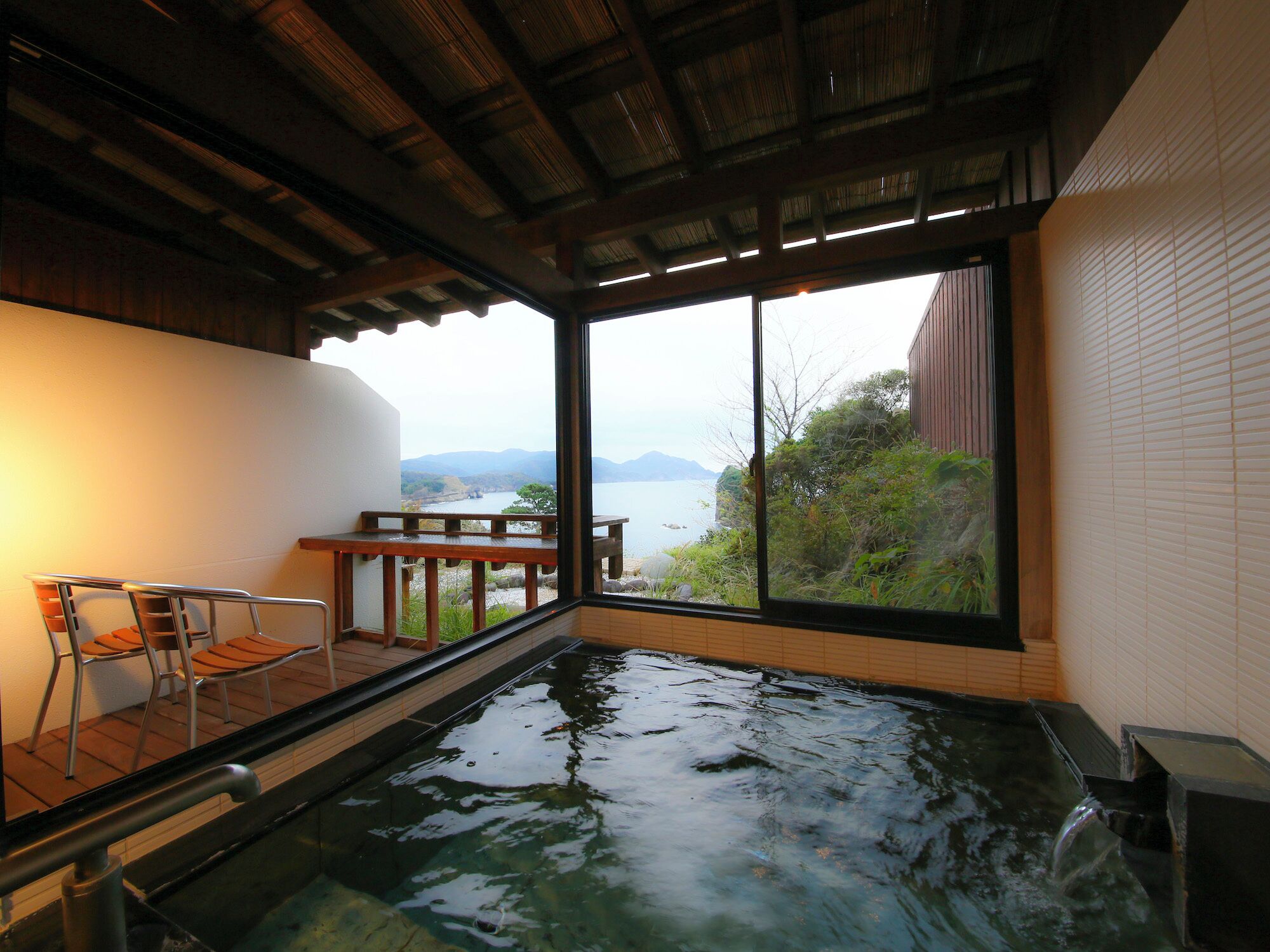 奢华双床房, 无烟房, 热水浴缸 | 浴室 | 吹风机、拖鞋、卫生纸