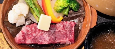 Un plat composé de bœuf, de légumes et d’un petit morceau de fromage.