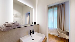 Een haardroger, handdoeken