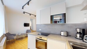 Een koelkast, een microgolfoven, een oven, een kookplaat