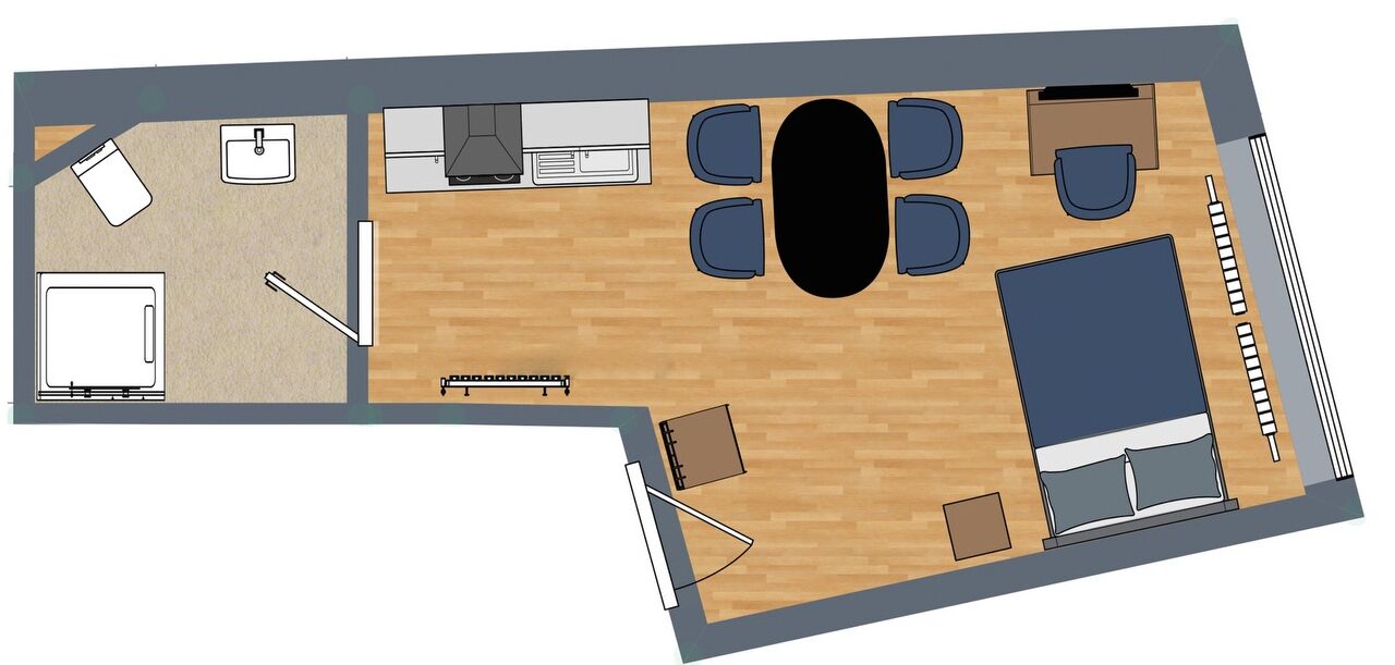 Ein Hotelzimmer mit Bett, Schreibtisch, Stuhl und einer kleinen Sitzecke mit Tisch und Stühlen.