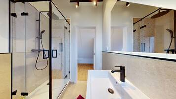 Kostenlose Toilettenartikel, Haartrockner, Handtücher, Toilettenpapier