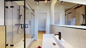 Articles de toilette (gratuits), séchoir à cheveux, serviettes fournies