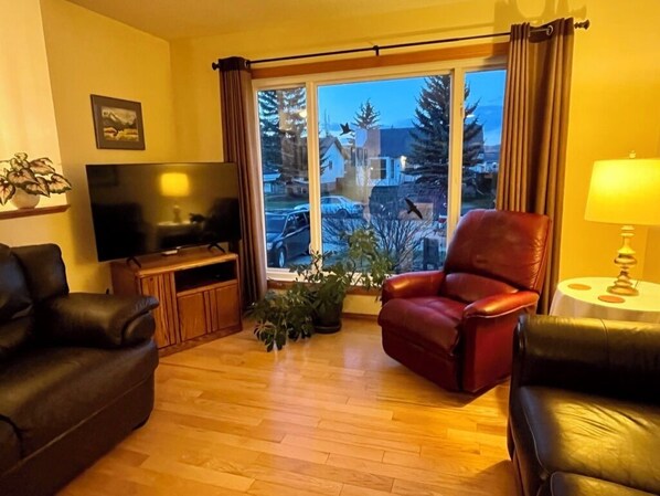 Smart TV, fireplace, computer monitors - Bright, spacious 4 bedroom home. (Cochrane)