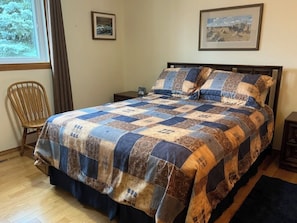 4 bedrooms, desk, iron/ironing board, WiFi - Bright, spacious 4 bedroom home. (Cochrane)