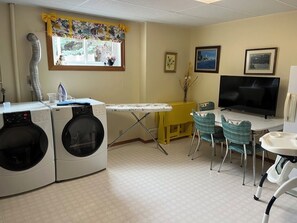 Interior - Bright, spacious 4 bedroom home. (Cochrane)