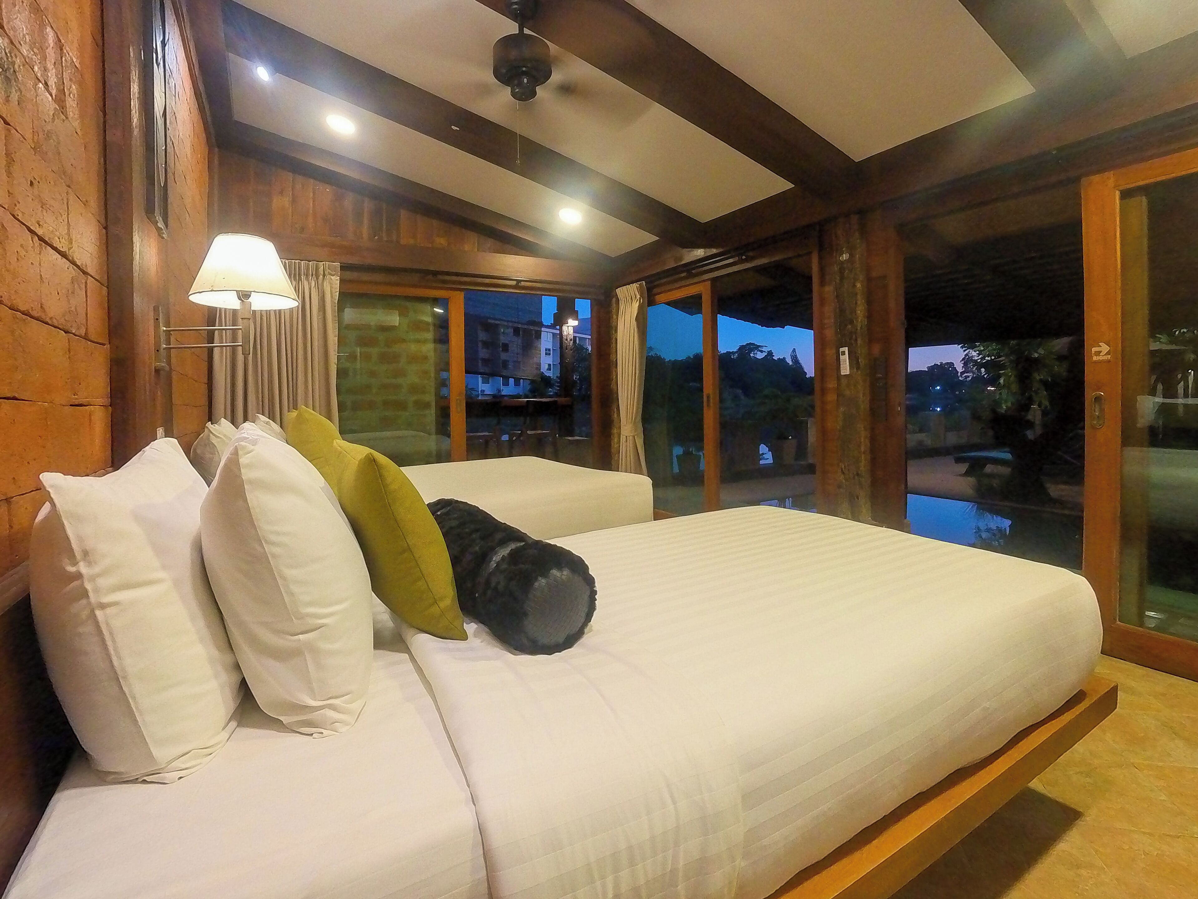 Villa, vistas al río | 5 dormitorios, caja fuerte, cortinas opacas