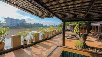 Vila, vista para o rio | Terraço/pátio