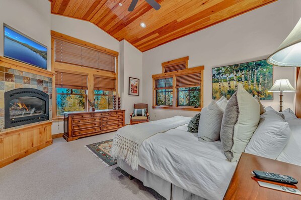 5 bedrooms, desk, WiFi, bed sheets