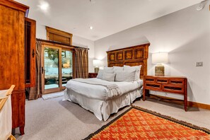 5 bedrooms, desk, WiFi, bed sheets - Northstar Ski-In/Ski-Out with Hot Tub & Views (Northstar)