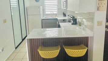 Micro-ondes, four, plaque de cuisson, cafetiĂšre/bouilloire