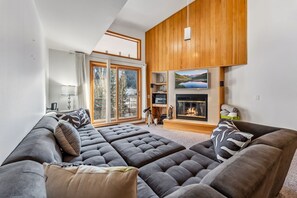 تلفزيون، مدفأة، مشغل دي في دي