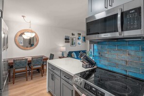 Fridge, microwave, oven, stovetop - Hip Hawaiian Seaside Vistas (Kihei)