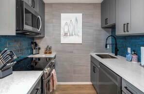 Réfrigérateur, four à micro-ondes, un four, surface de cuisson