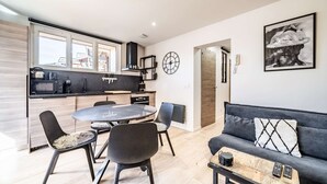 Una cocina moderna con comedor, un sofá y una mesa de centro.