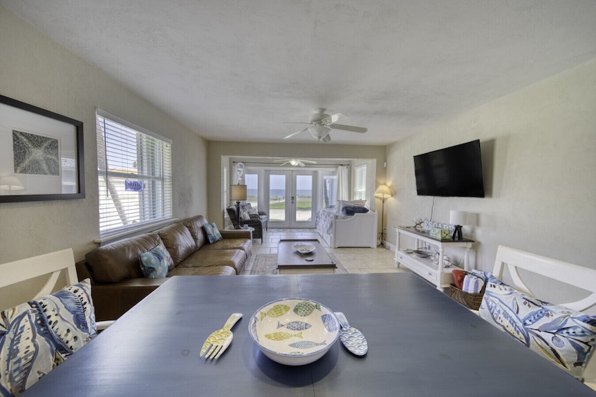 Ocean Breeze Beach Bungalow - Ormond Beach, FL