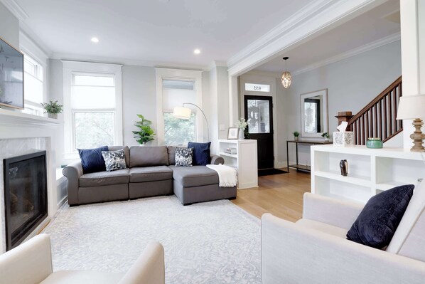 تلفزيون، مدفأة، كُتُب، مكتب