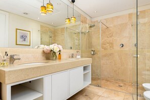 Hårtørrer, håndklæder