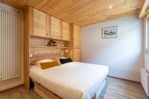 1 室のベッドルーム、旅行用ベビーベッド