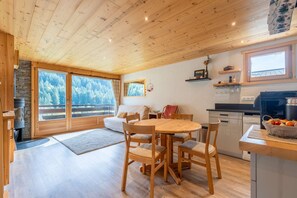 Dining - Epinettes : Vue montagne et déco contemporaine. (LE GRAND BORNAND)