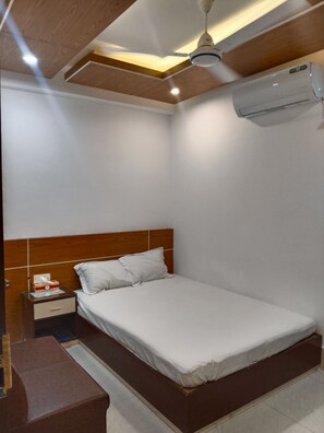 Habitación doble de lujo | Caja de seguridad en la habitación, escritorio y wifi gratis