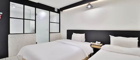 Family Twin Room | Desk, free WiFi