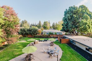 Outdoor dining - Blueground | Palo Alto 1bd apartment (South Bay)