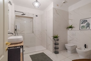 Hair dryer, bidet, towels, shampoo